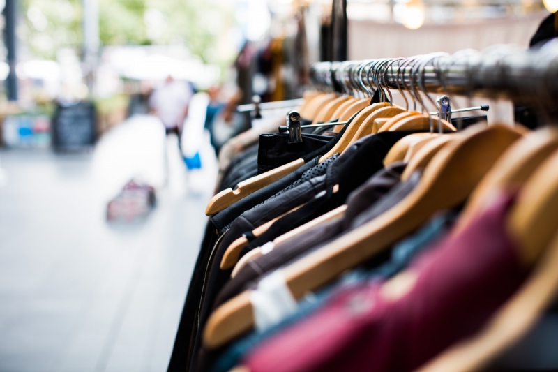 ecommerce-ROQUEBRUNE SUR ARGENS-min_blur_close_up_focus_hanger_jacket_market_people_rack-1176303