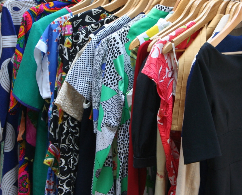 ecommerce-ROQUEBRUNE SUR ARGENS-min_dresses_apparel_clothing_clothes_clothes_hangers_wooden_hangers_retail_shop_closet-1149845