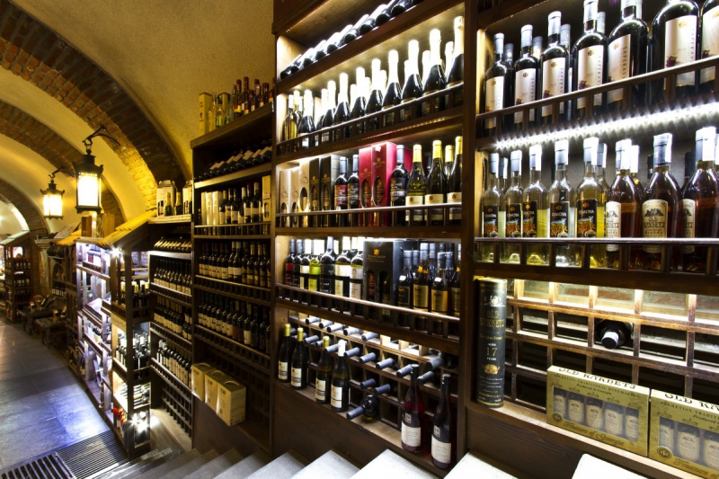 ecommerce-ROQUEBRUNE SUR ARGENS-min_world_street_travel_shop_canon_georgia_wine_bottles-429767